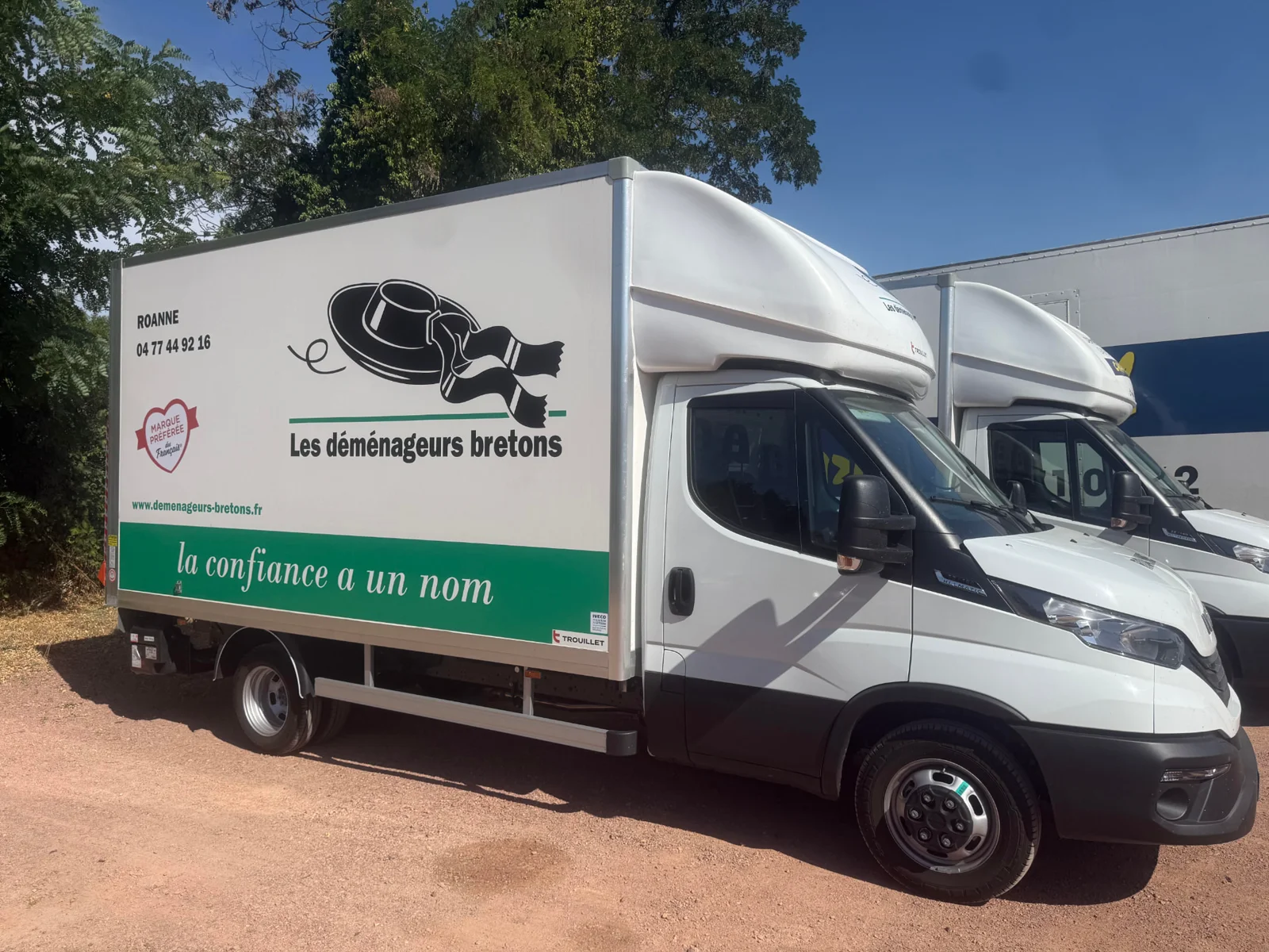 Camion blanc marqué aux couleurs des Déménageurs Bretons